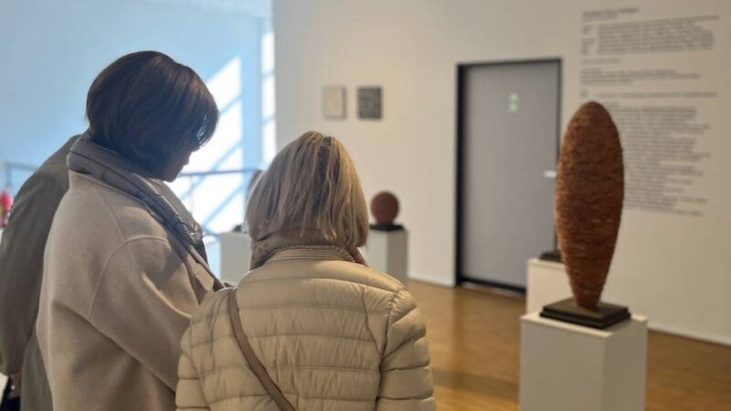 Neue Ausstellung in Neuss: Es glitzert und glänzt am Schloss Reuschenberg