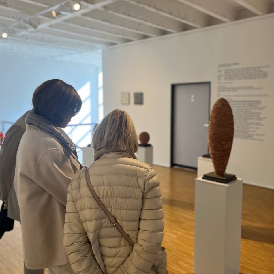 Neue Ausstellung in Neuss: Es glitzert und glänzt am Schloss Reuschenberg