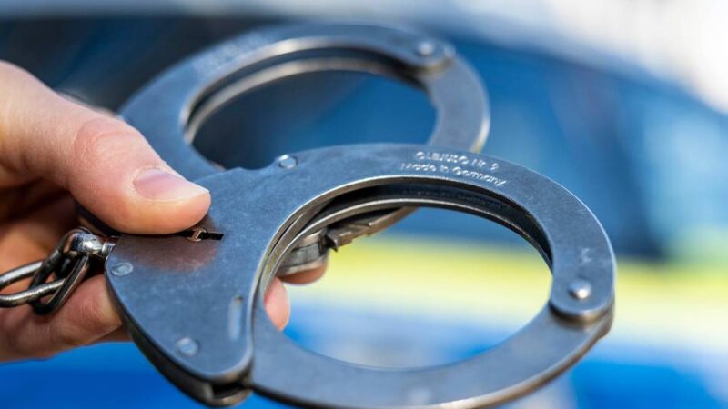 Raub und Körperverletzung : 636 Tage Haft offen – Bundespolizei nimmt Frau am Klever Bahnhof fest