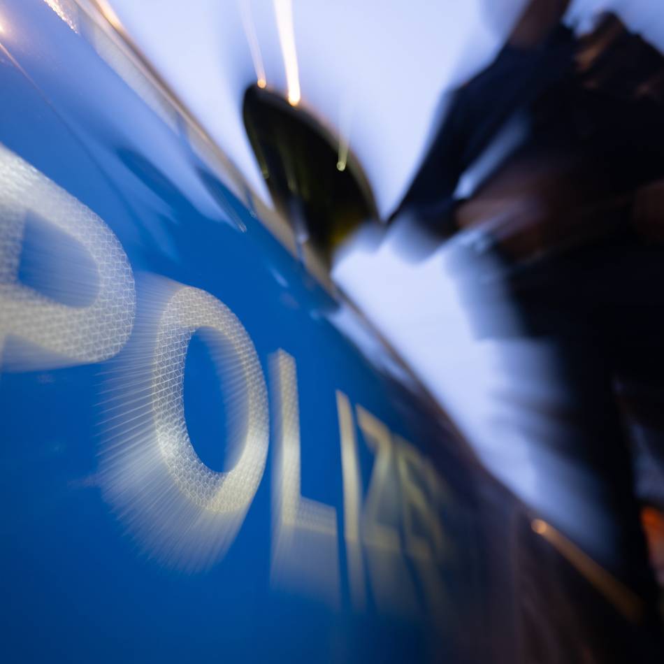 Bewohnerin entdeckte Täter: Einbrecher stiehlt Geldbörse und Regenschirm aus Wohnung in Kleve