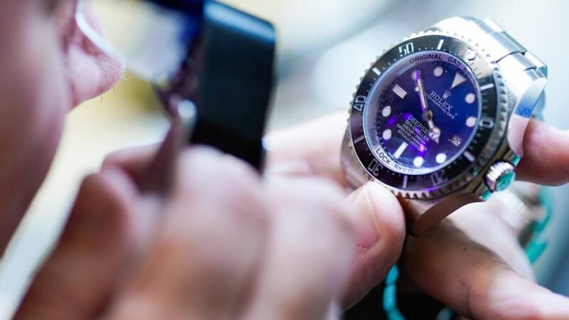Polizei sucht Zeugen: Trickdiebe stehlen Senior in Wesel Rolex vom Arm