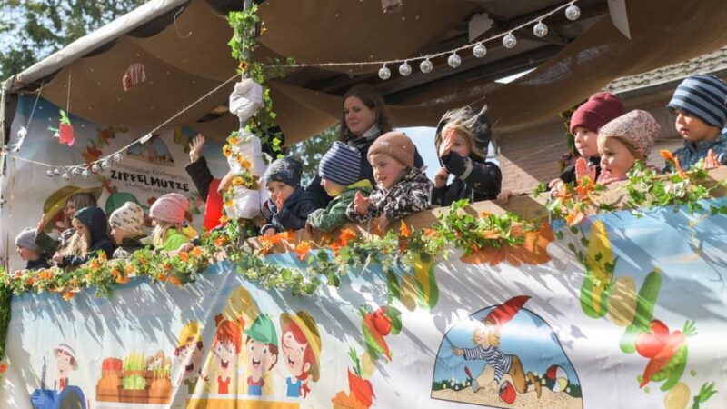 Traditioneller Umzug: Erntedank in Pfalzdorf trotzt Regen und Sturm