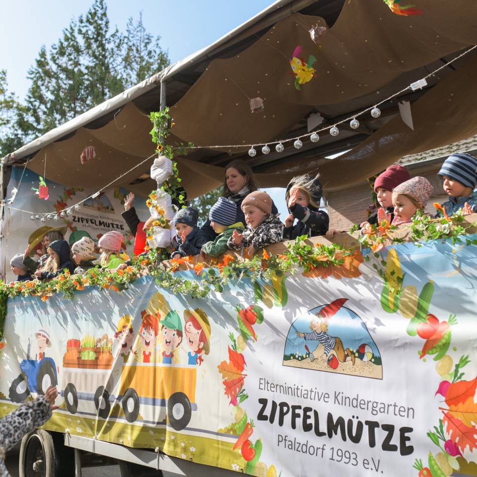 Traditioneller Umzug: Erntedank in Pfalzdorf trotzt Regen und Sturm