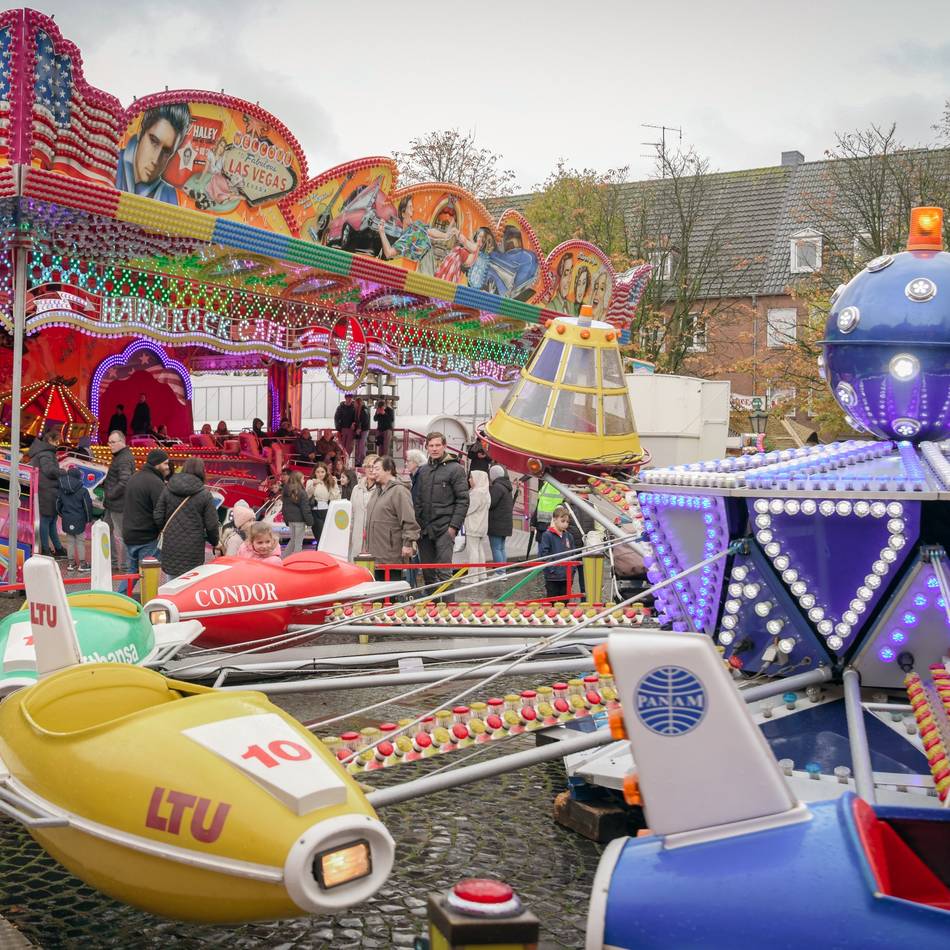 Volksfest in der Weberstadt: Fahrgeschäfte, Imbisse, Plüsch-Avocados – Herbstkirmes läuft in Goch noch bis Dienstag