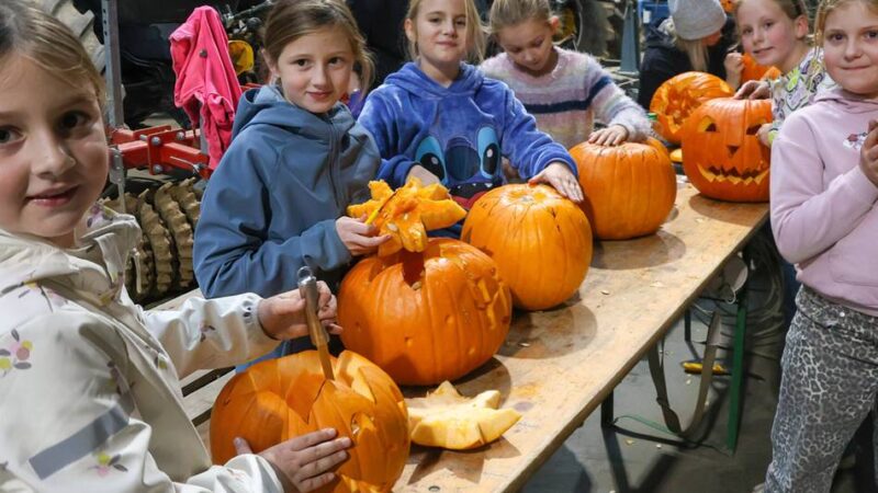 Kürbisschnitzen bei Heimanns in Lövenich: Jugendgarde der KG Löv Hoppesäck zu Gast