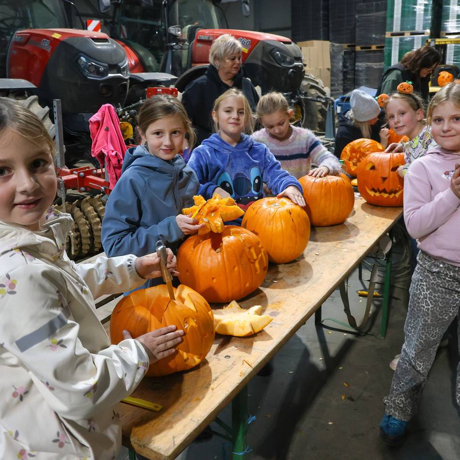 Kürbisschnitzen bei Heimanns in Lövenich: Jugendgarde der KG Löv Hoppesäck zu Gast