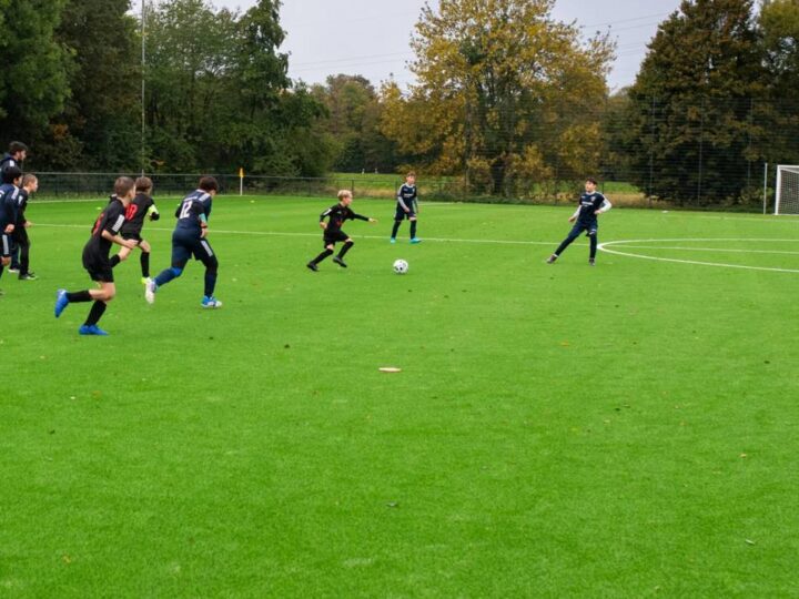 Neues Spielfeld im Betrieb: In Appeldorn rollt der Ball nun auf künstlichem Rasen