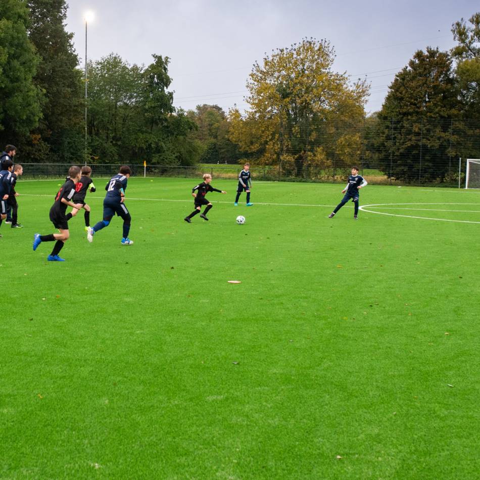 Neues Spielfeld im Betrieb: In Appeldorn rollt der Ball nun auf künstlichem Rasen