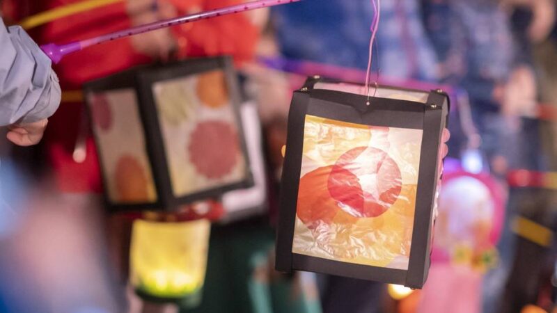 Kindergärten und Schulen: Mit den Laternen durch Hückeswagen – die Umzüge