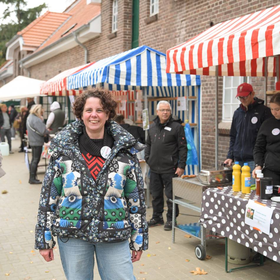 16 Stände waren dabei: Herbstfest des Fördervereins Bedburger Begegnungspark fand diesmal am Gutshof statt