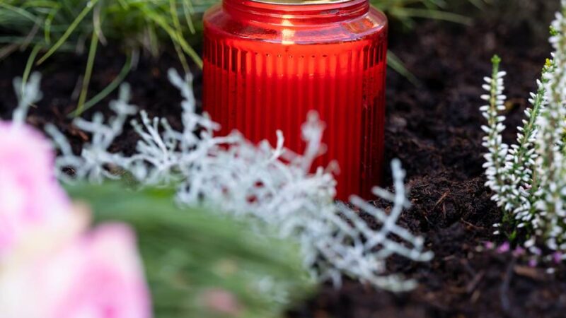 Blumen und Kerzen in Gindorf: Irritationen um Trauerstelle für gestorbene Frau