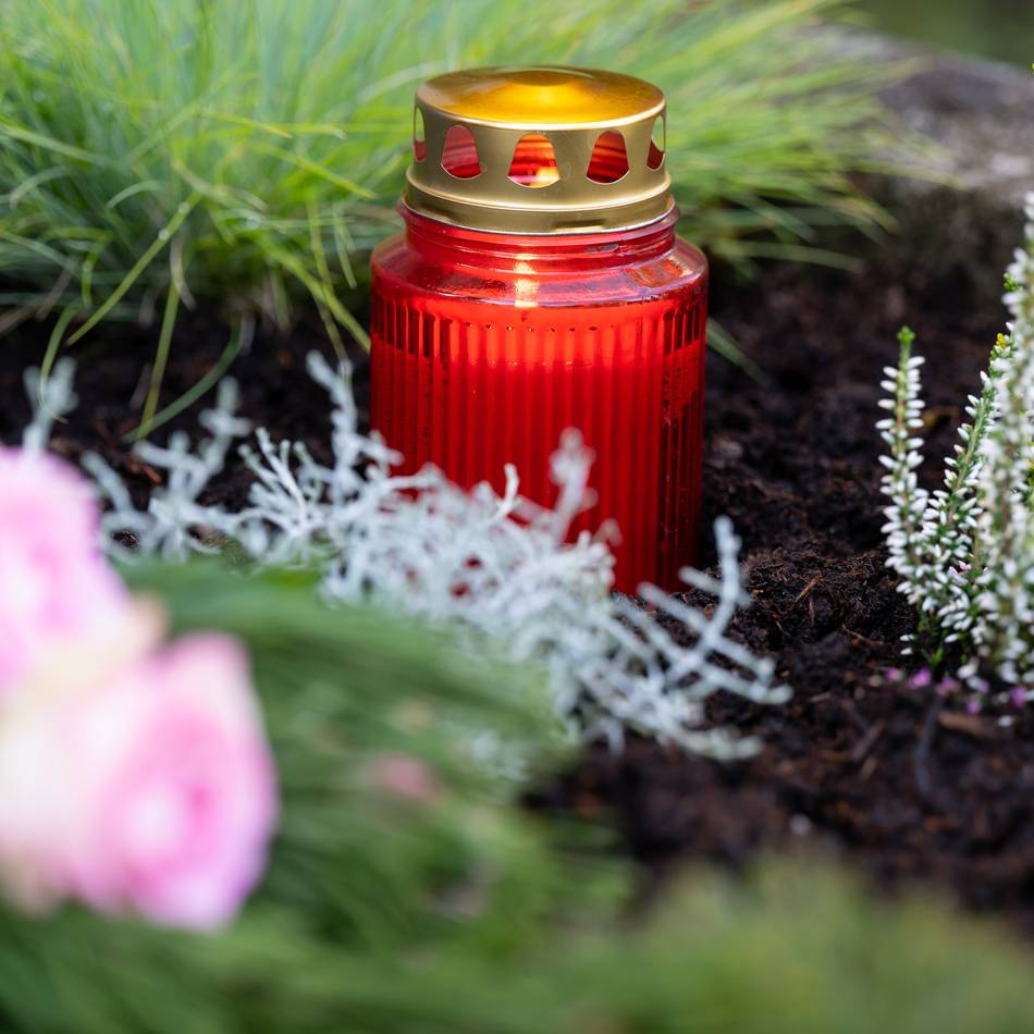 Aktion des Vereins für Heimatpflege Viersen: Illumination und Gedenken auf dem Ehrenfriedhof