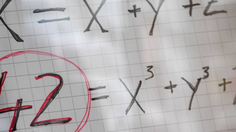 Noten aufbessern bei der VHS: Noch Plätze frei im Mathe-Ferienkurs für Oberstufenschüler in Neuss