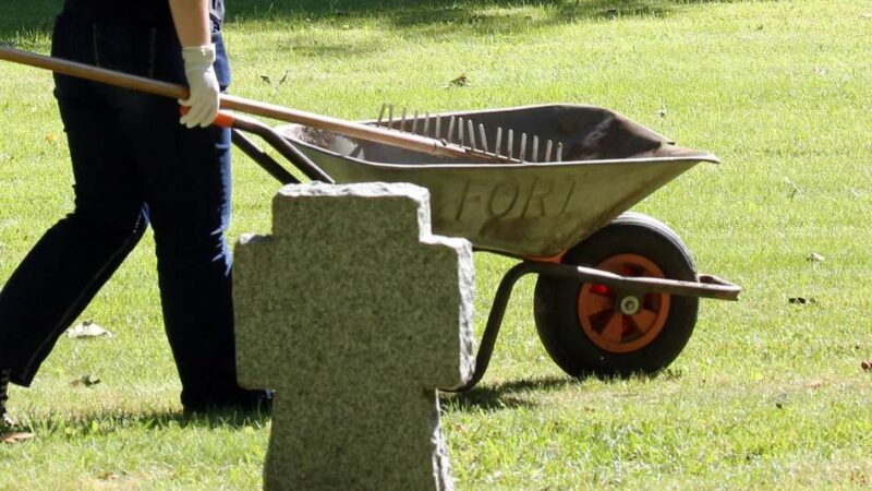 Aktion in Hilden: Spenden für den Erhalt von Kriegsgräbern