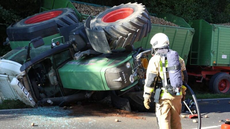 Unfall in Grevenbroich: Traktor kippt bei Vollbremsung um – Kartoffeln auf der K10