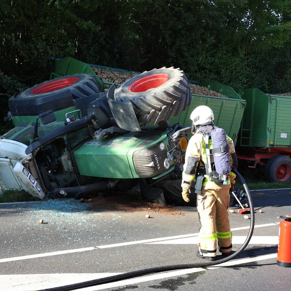 Unfall in Grevenbroich: Traktor kippt bei Vollbremsung um – Kartoffeln auf der K10