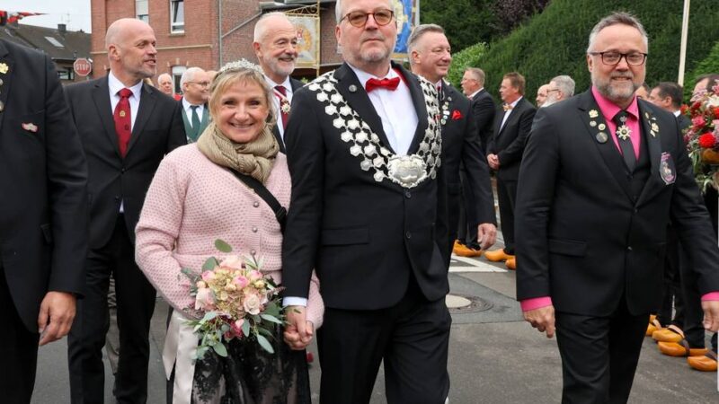 Brauchtum in Grevenbroich: Kirmesgesellschaft Elsen-Fürth feiert mit Stefan und Silke Hermanns