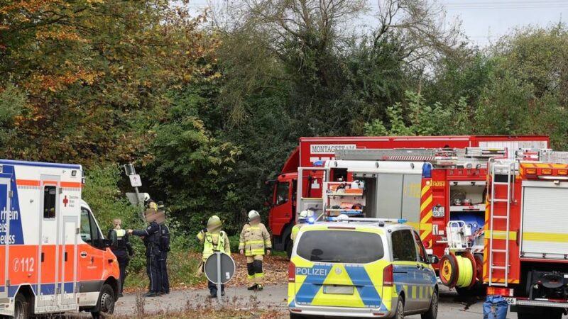 Großer Einsatz in Grevenbroich: Feuerwehr muss Senior nach Unfallfahrt über L116 aus Wrack schneiden