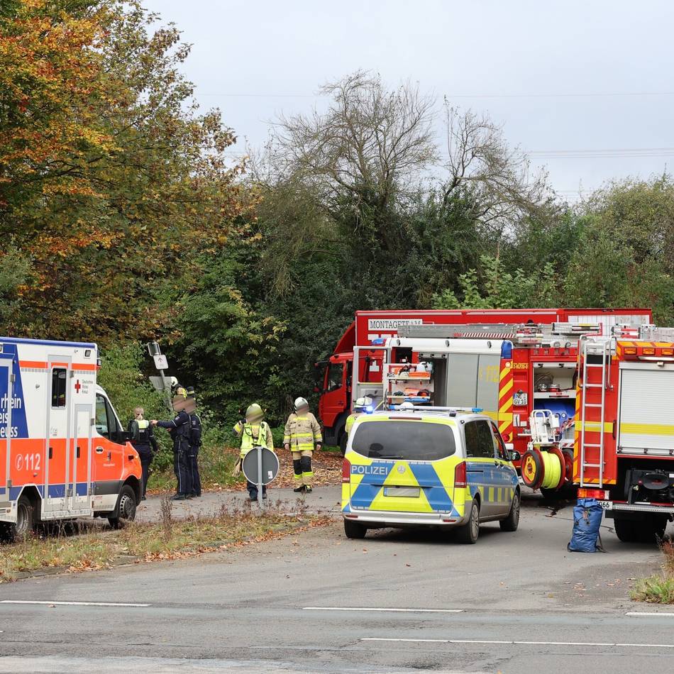 Großer Einsatz in Grevenbroich: Feuerwehr muss Senior nach Unfallfahrt über L116 aus Wrack schneiden