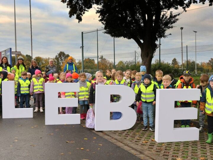 Polizei übt mit Kindern aus Jüchen: „Glühwürmchen-Aktion“ für mehr Sicherheit im Straßenverkehr