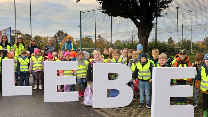 Polizei übt mit Kindern aus Jüchen: „Glühwürmchen-Aktion“ für mehr Sicherheit im Straßenverkehr
