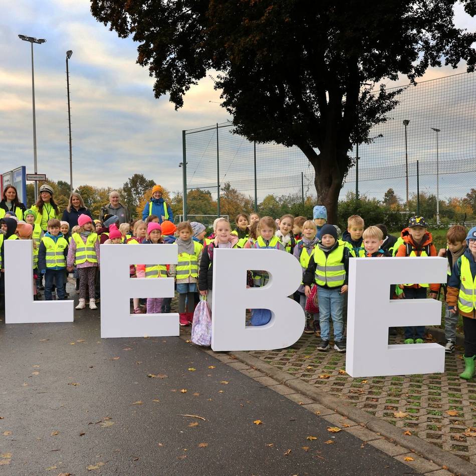 Polizei übt mit Kindern aus Jüchen: „Glühwürmchen-Aktion“ für mehr Sicherheit im Straßenverkehr