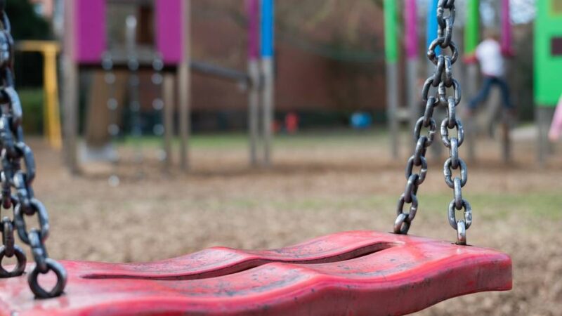 Auf mehreren Spielplätzen in Leverkusen: Sicherheitsgefährdung: Stadt baut Spielgeräte ab