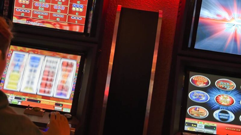 Polizei sucht Zeugen: Dieb lässt sich in Klever Spielhalle einschließen