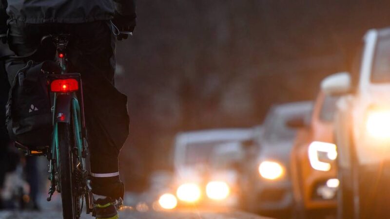 TÜV-Experte aus Moers gibt Tipps: Was Autofahrer im Herbst beachten sollten