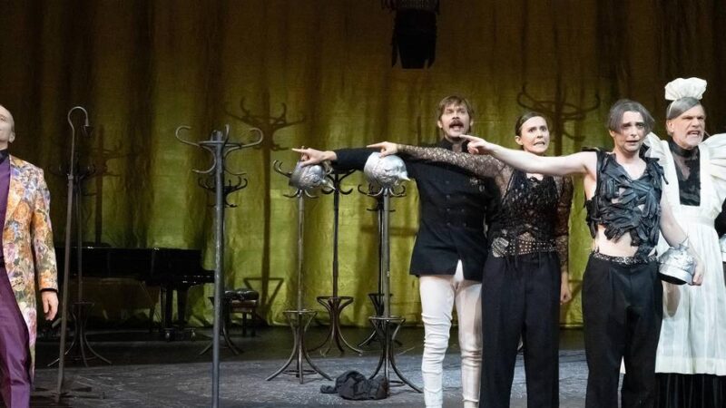 „Biedermann und die Brandstifter“ am Theater Mönchengladbach: Schillernd und sehenden Auges in die Katastrophe