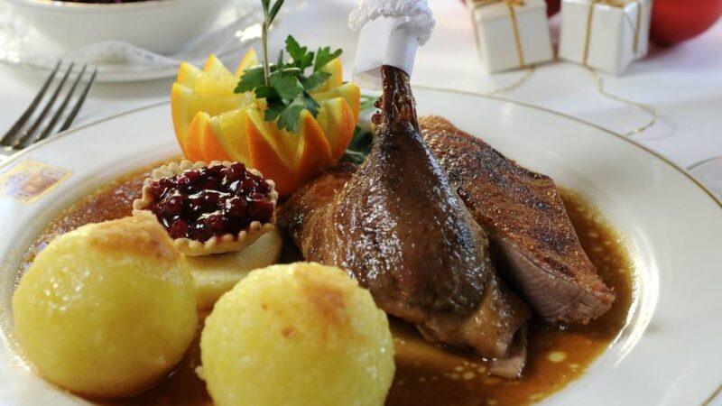 Tradition trifft Preissteigerung: Wie Neusser Gastronomen mit Kostenexplosion bei den Martinsgänsen umgehen