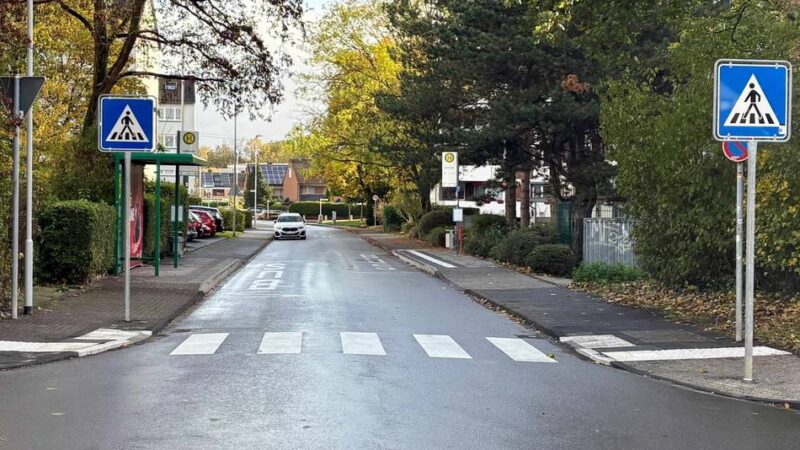 Schulweg in Monheim-Baumberg: Neuer Zebrastreifen sorgt für mehr Sicherheit an der Armin-Maiwald-Grundschule