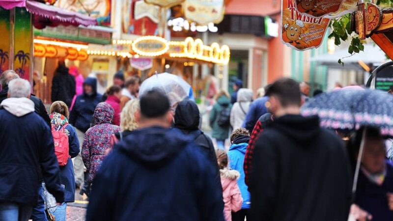 Jahrmarktfeeling auf dem Itterfest: Hilden feiert das Itterfest – und trotzt dem Regen