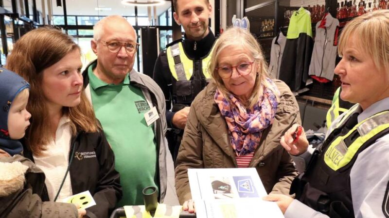 Informationsstand der Polizei: Wie Fußgänger sicher unterwegs sind
