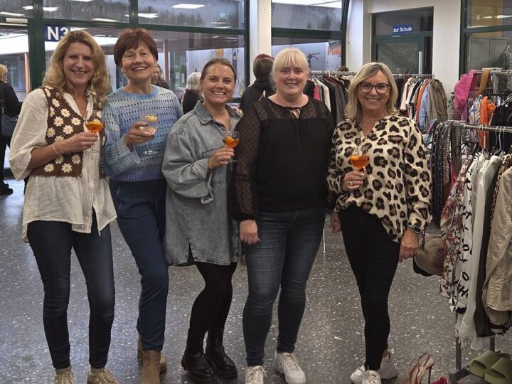 Event im Montessori-Kinderhaus: Premiere der „Ladies Vintage Vibes“ begeistert Jüchenerinnen