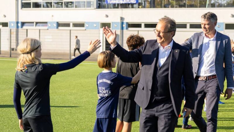Neuer Kunstrasen bei Sportverein in Neuss: „Ein Meilenstein für den Trainingsbetrieb“