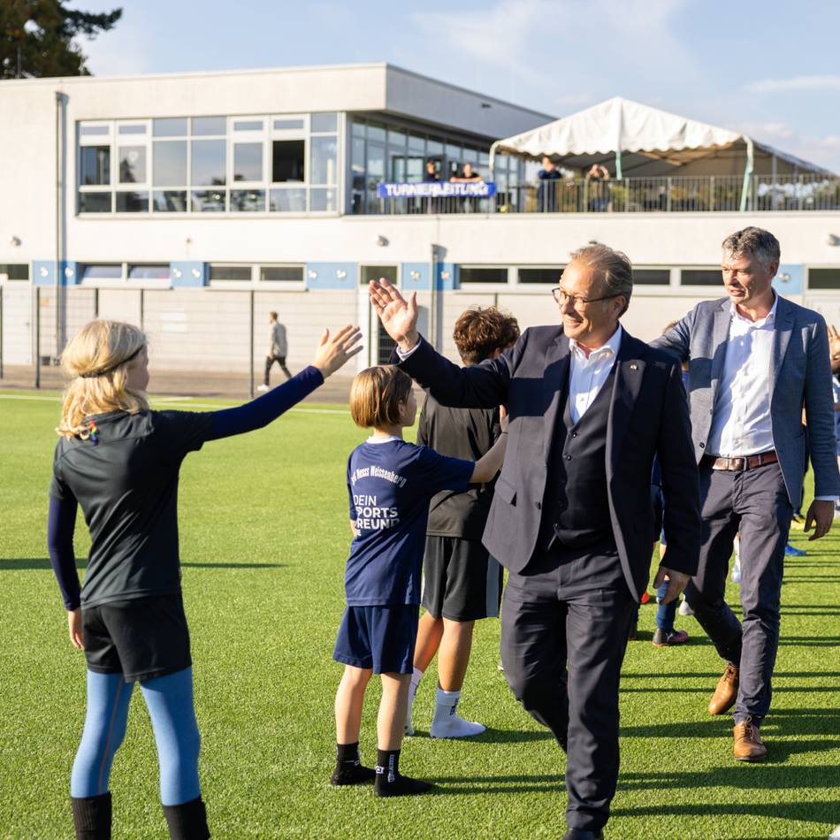 Neuer Kunstrasen bei Sportverein in Neuss: „Ein Meilenstein für den Trainingsbetrieb“