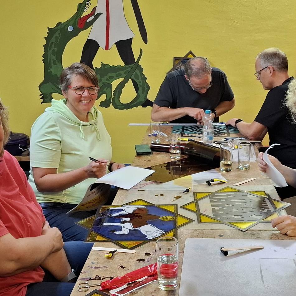 Jubiläumsaktion der Schützen Breyell-Natt: Defibrillator, Bienenhaus und Kochen im Altenheim