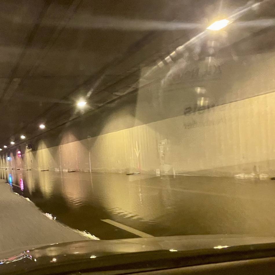 Nach Regen am Samstag: Erneut steht Wasser im Universitätstunnel auf der A46 – Zufahrten teilweise gesperrt