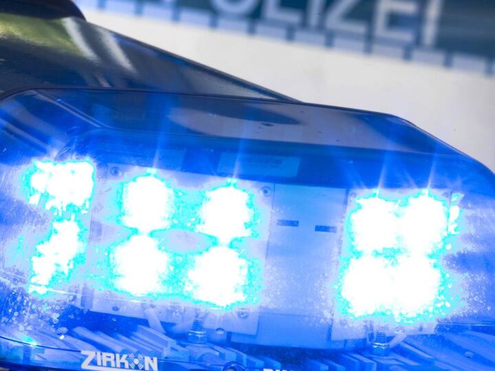 Vollsperrung in Rommerskirchen: Volvo geht bei Sinsteden in Flammen auf