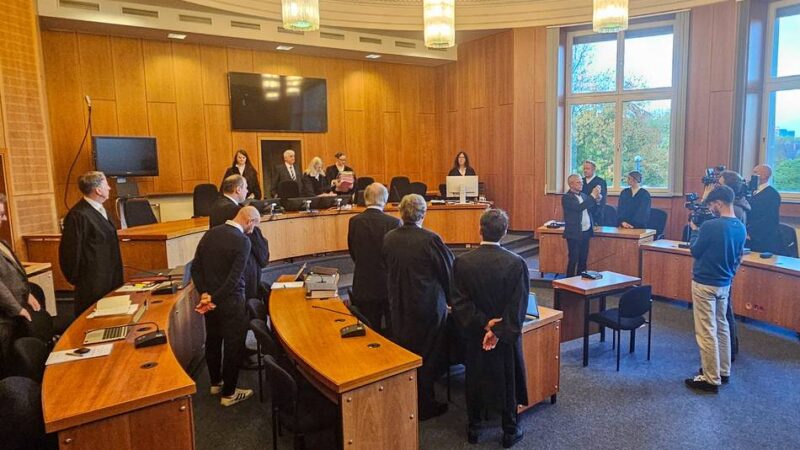 Prozessauftakt in Krefeld: KFC-Anwälte nehmen sich Anklageschrift zur Brust