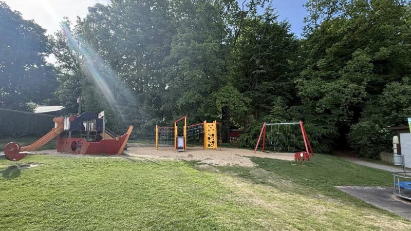 „Spielplatz der Woche“ in Hückeswagen: Am Kastanienweg gibt es Piratenschiff, Federwippen, Schaukel und Karussell