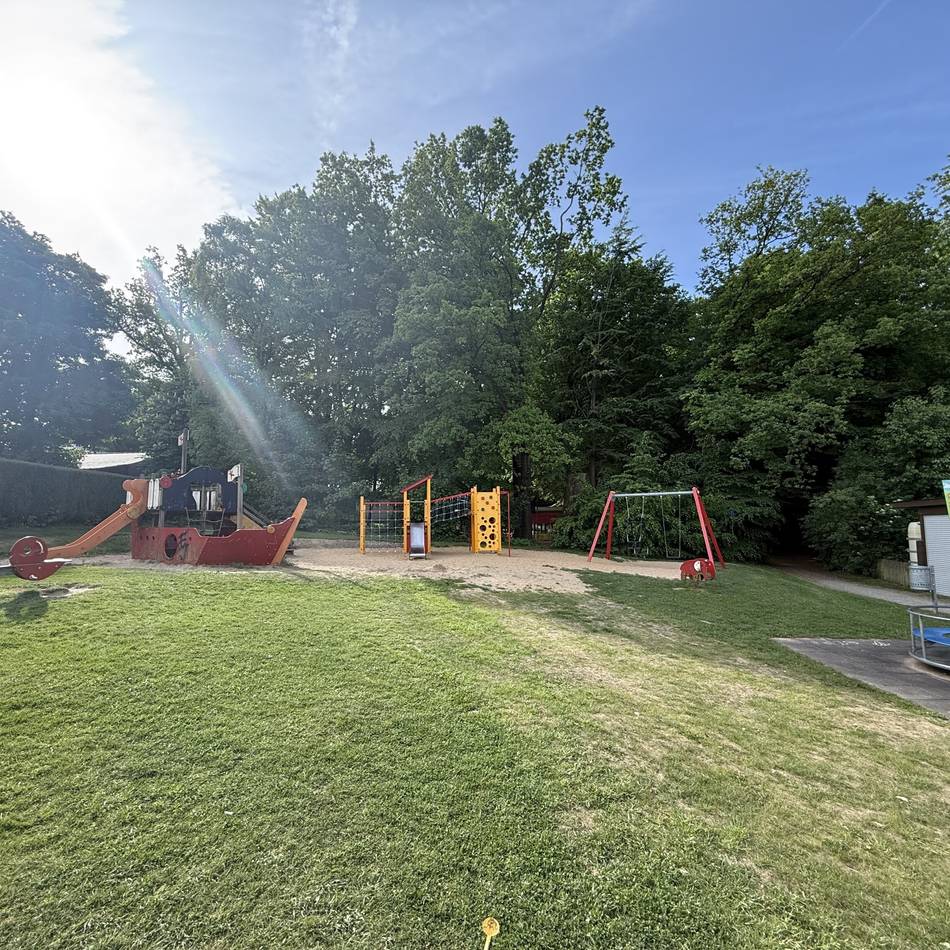 „Spielplatz der Woche“ in Hückeswagen: Am Kastanienweg gibt es Piratenschiff, Federwippen, Schaukel und Karussell