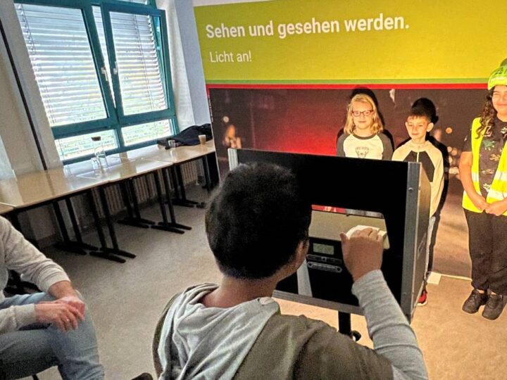 „Aktion Licht“ am Werner-Jaeger-Gymnasium: Wie der Schulweg im Winter sicherer wird