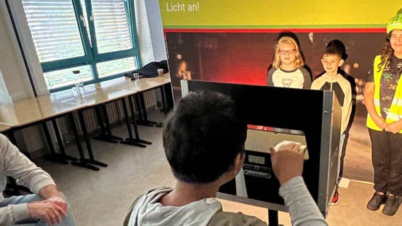 „Aktion Licht“ am Werner-Jaeger-Gymnasium: Wie der Schulweg im Winter sicherer wird