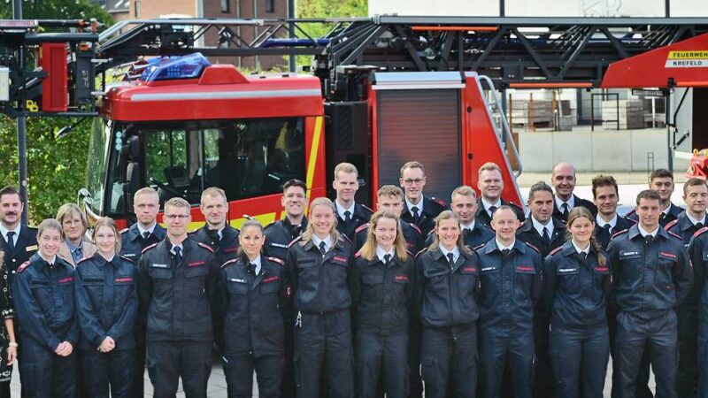 Stadtgespräche in Krefeld: Grund zum Feiern für Feuerwehr-Azubis und Jubilare