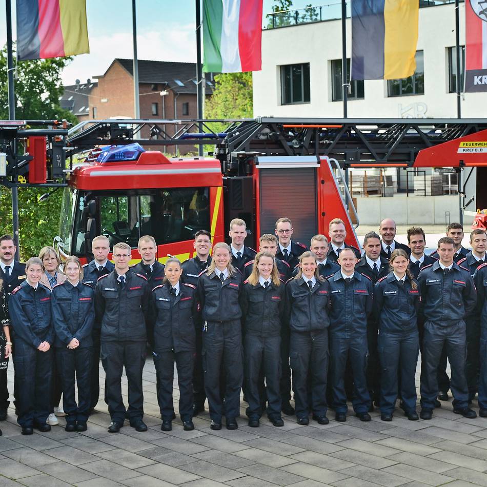 Stadtgespräche in Krefeld: Grund zum Feiern für Feuerwehr-Azubis und Jubilare