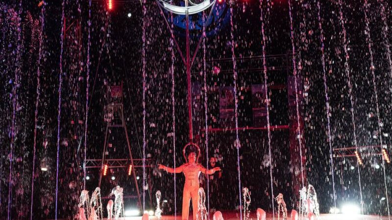 Zirkus „Waterland“ feiert Premiere in Neuss: Feuer, Fontänen und Akrobaten