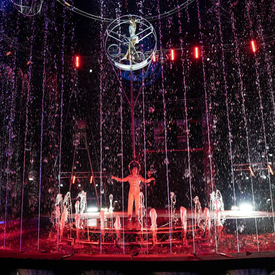 Zirkus „Waterland“ feiert Premiere in Neuss: Feuer, Fontänen und Akrobaten