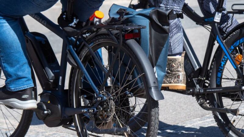 Appell der Polizei im Oberbergischen Kreis: Winterreifen aufziehen und E-Bikes richtig sichern
